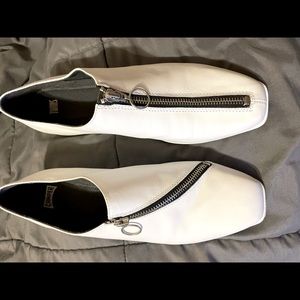 NWOT Camper Twins White Leather shoe with asymmetrical zipper. Size 40